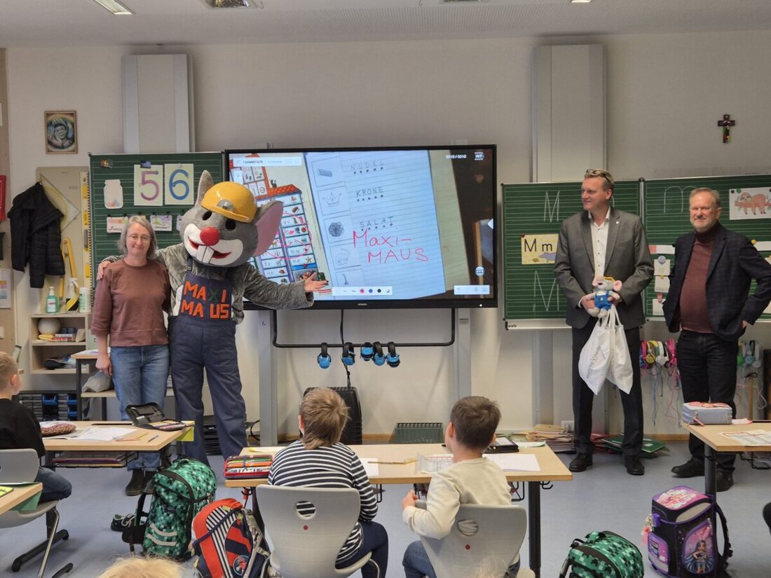 Maxhütte-Haidhof. Bürgermeister Rudolf Seidl und die MAXI-Maus besuchten die sechs ersten Klassen der Maximilian-Grundschule und schenkten Mini-MAXI-Mäuse zum Schulstart von 153 Kindern.