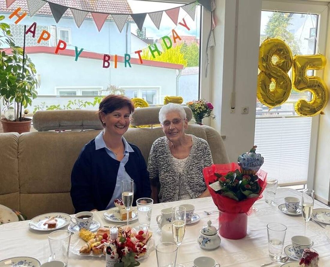Neustadt/WN. Erster Geburtstagsbesuch für die neue Erste Bürgermeisterin: Tanja Kippes gratulierte Waltraud Neubauer zum 85. und überreichte ein Präsent. Bei Kaffee und Kuchen entstand ein herzliches Gespräch.