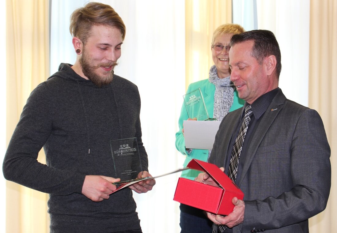 Eschenbach. Wenn von 50 Vereinen in Eschenbach gleich zwei stellvertretend durch ihre engagierten Mitglieder mit dem Bürgerpreis ausgezeichnet werden, dann kann Bürgermeister Peter Lehr auf jeden Fall stolz sein. In [&hellip;]