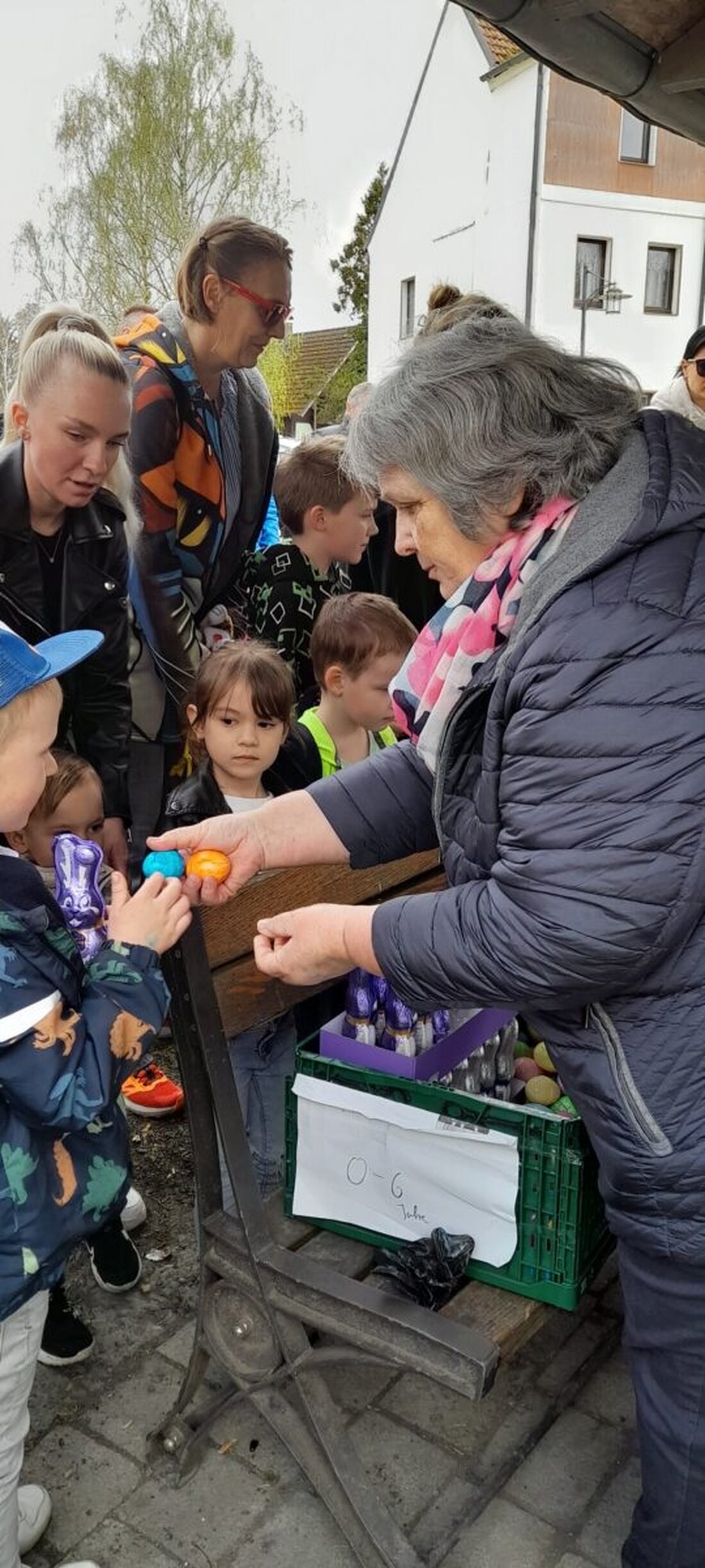 Grafenwöhr. Kinder und Jugendliche suchten im Stadtpark nach Ostereiern und Geschenken bei der vom Bürgerverein veranstalteten Ostereiersuche.