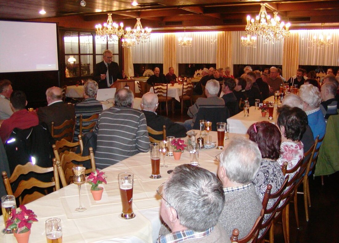 Püchersreuth. Knapp 100 Besucher lauschten Bürgermeister Rudolf Schopper bei der Bürgerversammlung der Gemeinde Püchersreuth im Hotel Igel. Von Tom Kreuzer Eingangs begrüßte das Gemeindeoberhaupt die Kollegen des Gemeinderats, Altbürgermeister Lorenz [&hellip;]