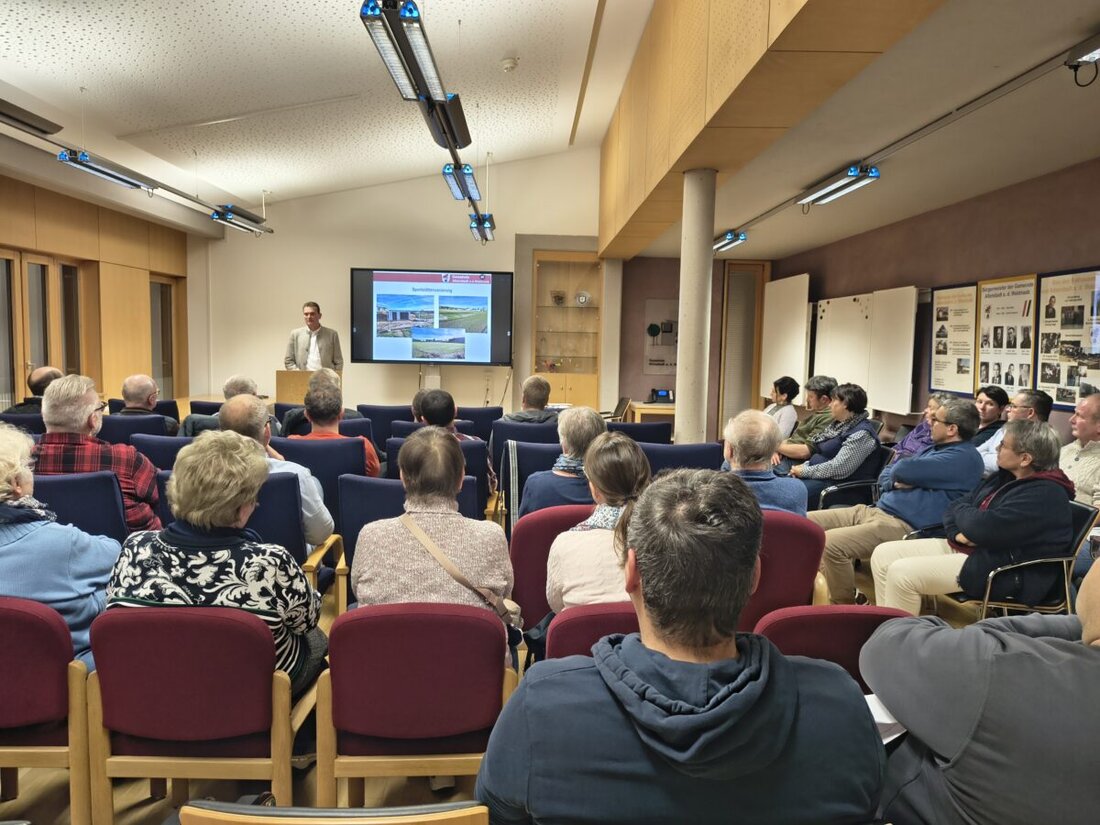 Altenstadt a.d.Waldnaab. Bei der Bürgerversammlung informierte Bürgermeister Ernst Schicketanz über Projekte 2025: Stadterneuerung, Sportheim, Altlasten, Glasfaser, E-Ladesäulen. Auch die Grundsteuern wurden gesenkt.