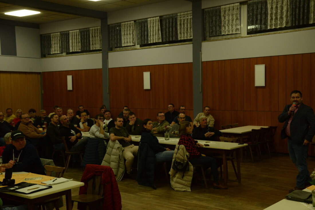 Luhe-Wildenau. In der Bürgerversammlung bilanzierte Bürgermeister Sebastian Hartl Entwicklung, Finanzen und Projekte. Geplant sind teure Wasser- und Abwasserprojekte sowie Einsparungen von 8.000 Euro durch PV-Anlagen.