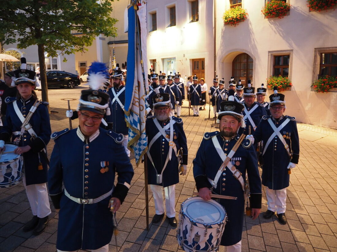 Neustadt. Die Bürgerwehr leidet unter Nachwuchsmangel und startet eine Werbeaktion für neue Mitglieder. Der Verein zählt derzeit 14 aktive Bürgerwehrler, 8 aktive Marketenderinnen sowie passive und fördernde Mitglieder.