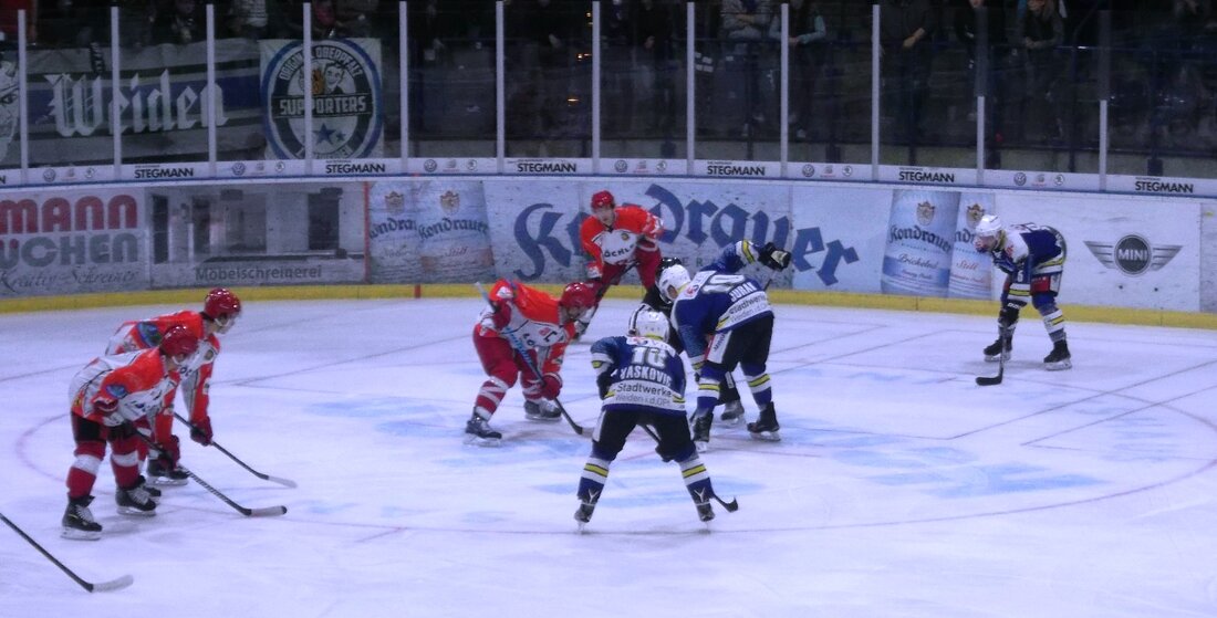 Weiden. Keine gute Zuschauerzahl, keine gute Leistung, keine Punkte: So lautet das Kurzfazit eines enttäuschenden Freitagabends im Weidener Eisstadion. Nur 915 Zuschauer verfolgten die 2:4-Niederlage des 1. EV Weidens gegen [&hellip;]