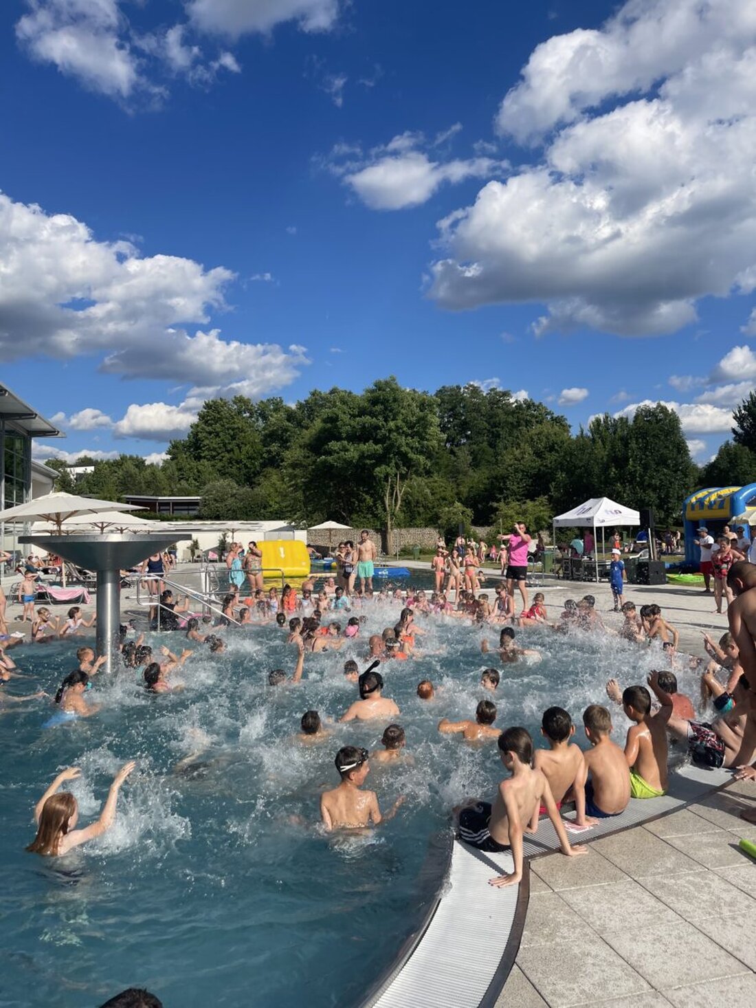 Burglengenfeld. Das Wohlfühlbad Bulmare feierte mit 2.082 Gästen am 28. Juni 2025 den besucherstärksten Tag des Jahres bei der „Fun & Action Poolparty“.