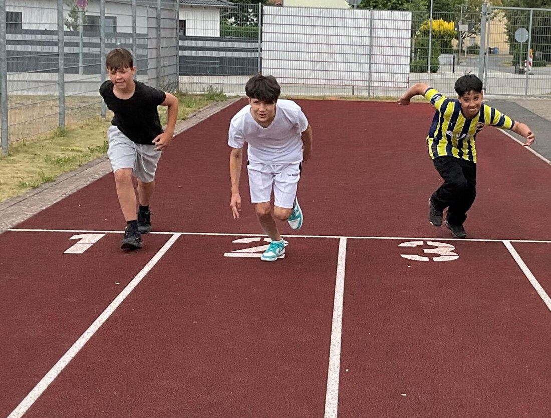 Pressath. Großes Glück mit dem Wetter hatte die Grund- und Mittelschule bei der Durchführung der Bundesjugendspiele 2025. Nach zwei hochsommerlichen Tagen mit Temperaturen jenseits der 30-Grad-Marke präsentierte sich der Himmel leicht bewölkt, sodass die Wettkämpfe ohne gesundheitliche Bedenken stattfinden konnten. 
