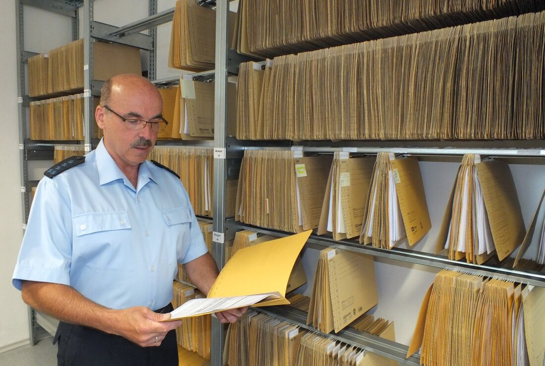 Bärnau/Weiden. Polizeihauptmeister Klaus Ertl ist ein Mann der ersten Stunde bei der Zentralen Bußgeldstelle für Fahrgelddelikte (ZBFD). Inzwischen gibt es bereits die zweihunderttausendste Akte. Und das obwohl “Schwarzfahren” alles andere [&hellip;]