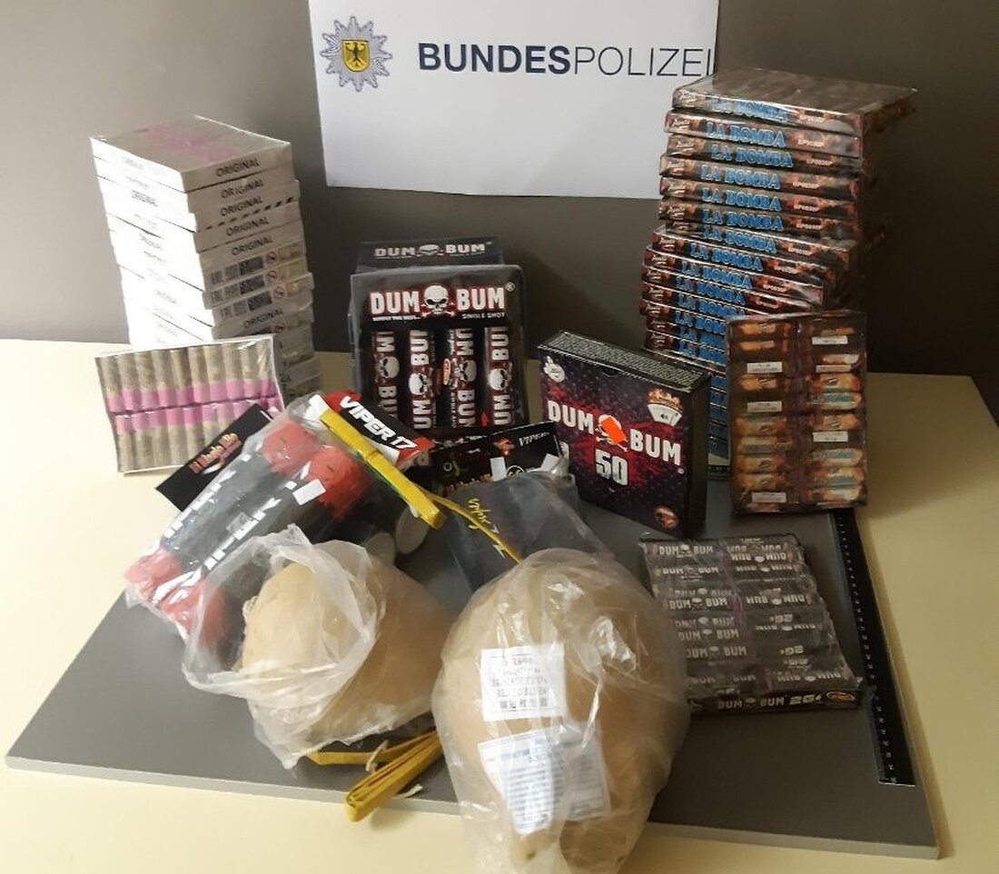 Waldsassen. Mehr als 16 Kilogramm illegale Feuerwerkskörper mit einer Nettosprengstoffmasse von zweieinhalb Kilogramm haben Fahnder der Bärnauer Bundespolizei bei einer Kontrolle in Waldsassen entdeckt. Neben den üblichen “Dum Bum” und [&hellip;]