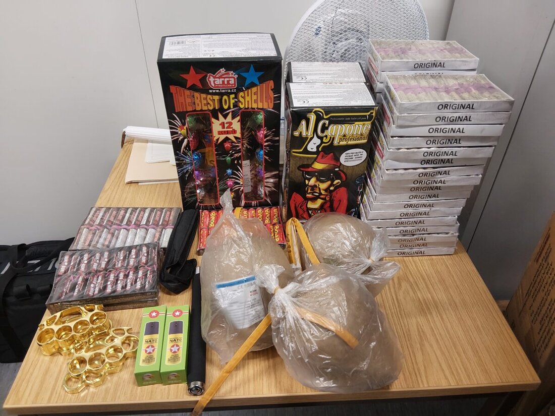 Waldsassen. Bundespolizisten der Inspektion Waidhaus haben am Grenzübergang Waldsassen ein Auto angehalten und bei der Kontrolle rund 40 Kilogramm verbotene Pyrotechnik sowie mehrere Waffen im Fahrzeug entdeckt