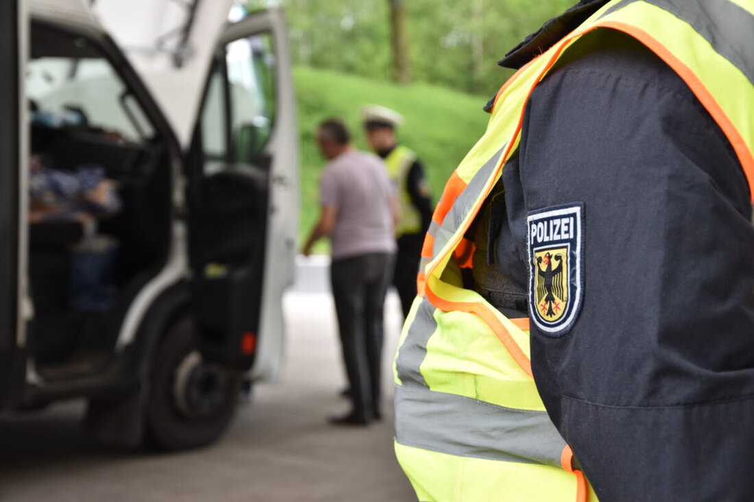 Waidhaus. Am Donnerstag haben Beamte der Bundespolizeiinspektion Waidhaus bei Grenzkontrollen an der A 6 einen Mann mit einem als gestohlen gemeldeten und gleichzeitig gefälschten Ausweis entlarvt und festgenommen. Offenbar wollte der Mann mit einem Dokument reisen, das gleich doppelt nicht echt war.
