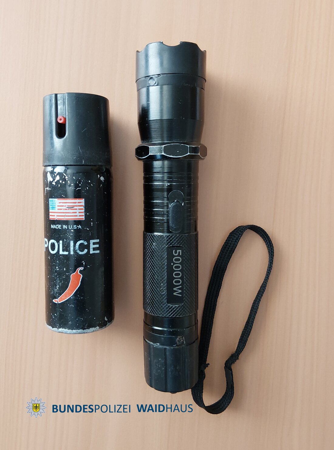 Waidhaus. Bei Grenzkontrollen stellten Bundespolizisten ein verbotenes Reizstoffsprühgerät und ein als Taschenlampe getarntes Elektroimpulsgerät sicher. Die Gegenstände wurden beschlagnahmt und ein Verfahren nach dem Waffengesetz eingeleitet.