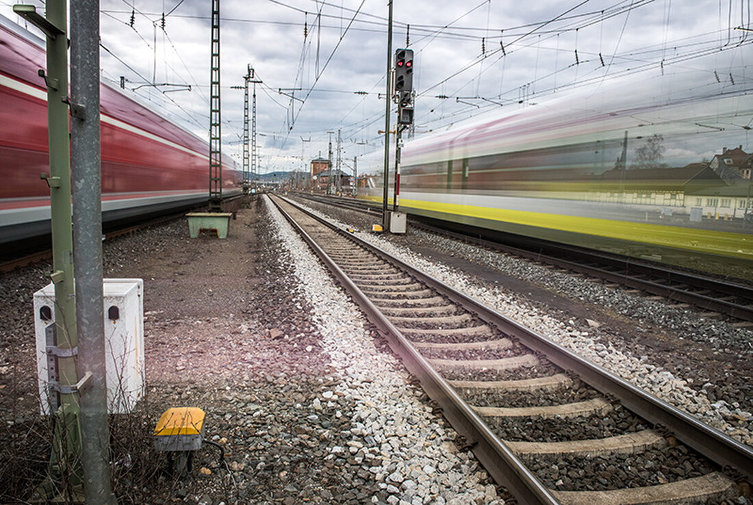 Weiden. Die Bundespolizei gibt zum Schulstart Tipps für sichere Bahnwege und rät, Gleise zu meiden, Handy und Kopfhörer wegzulegen und auf Züge bis 160 km/h mit 1000 Metern Bremsweg zu achten.