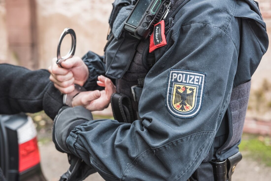 Waidhaus. Bei Grenzkontrollen am Wochenende hat die Bundespolizei in Waidhaus vier gesuchte Straftäter festgenommen. Zwei Männer konnten ihre Geldstrafen bezahlen, zwei weitere mussten ihre Ersatzfreiheitsstrafen in der Justizvollzugsanstalt Weiden antreten.