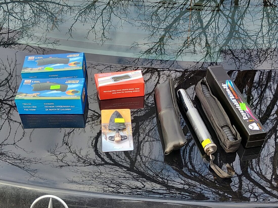 Waidhaus. Bei Kontrollen stellte die Bundespolizei zahlreiche verbotene Waffen sowie zehn Kilogramm illegaler Pyrotechnik sicher, darunter Softairpistole, Elektroimpulsgeräte, Messer und Schlagstöcke.