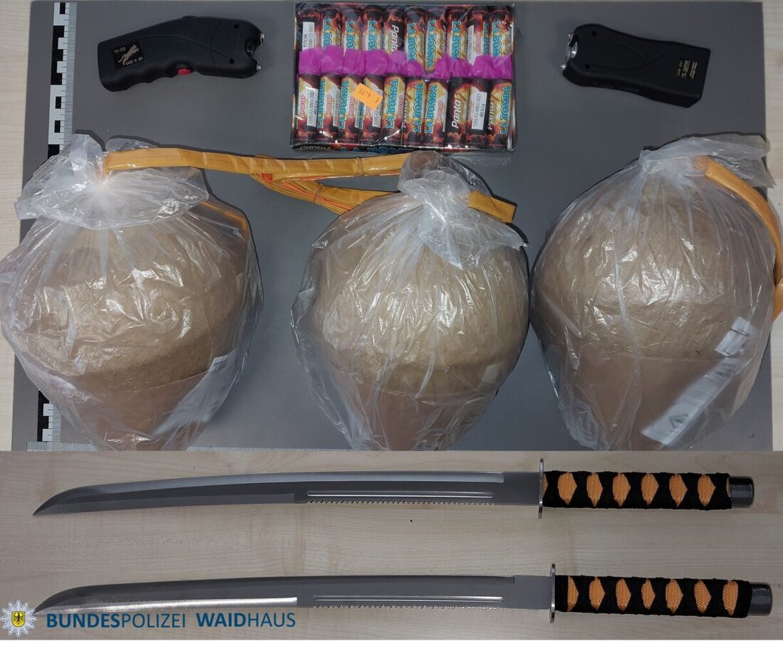 Waidhaus. Bei Kontrollen auf der Autobahn A6 und in Waldsassen stellten Polizisten verbotene Waffen und Pyrotechnik sicher. Es wurden Katana, Elektroimpulsgeräte und drei F4‑Kugelbomben mit je rund einem Kilogramm Sprengstoff gefunden.