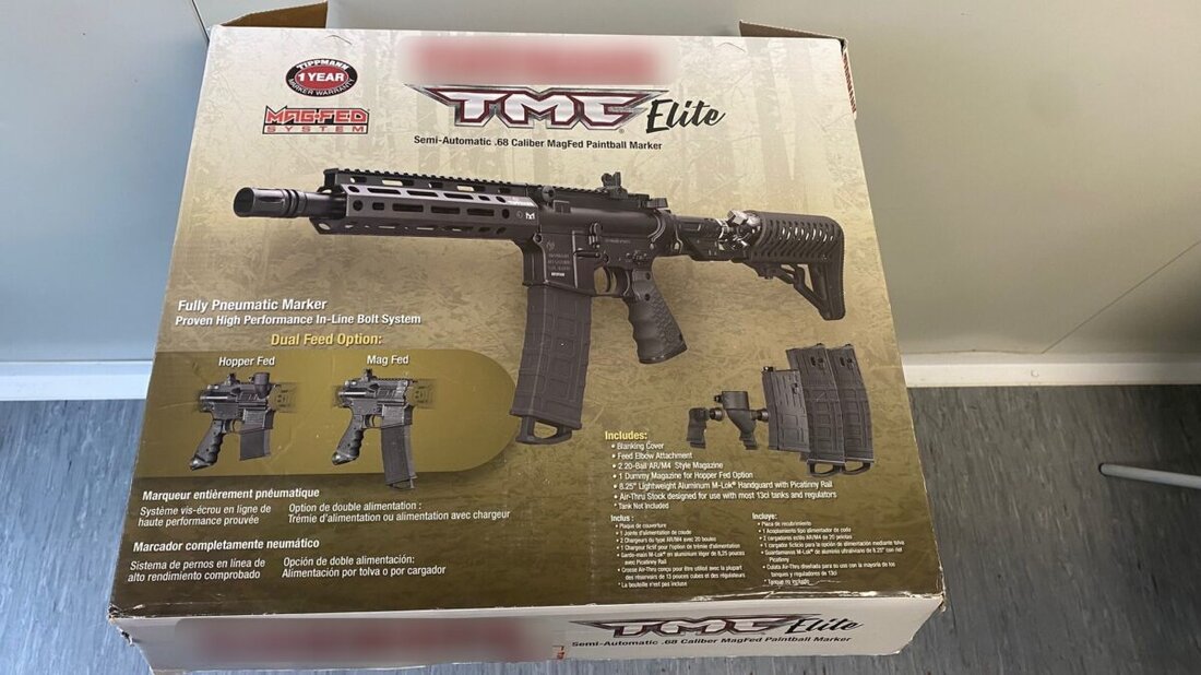 Waidhaus/Waldsassen. Bei Grenzkontrollen auf der A6 bei Waidhaus sowie in Waldsassen hat die Bundespolizeiinspektion Waidhaus am vergangenen Wochenende zwei Haftbefehle vollstreckt und insgesamt fünf verbotene Waffen sichergestellt.