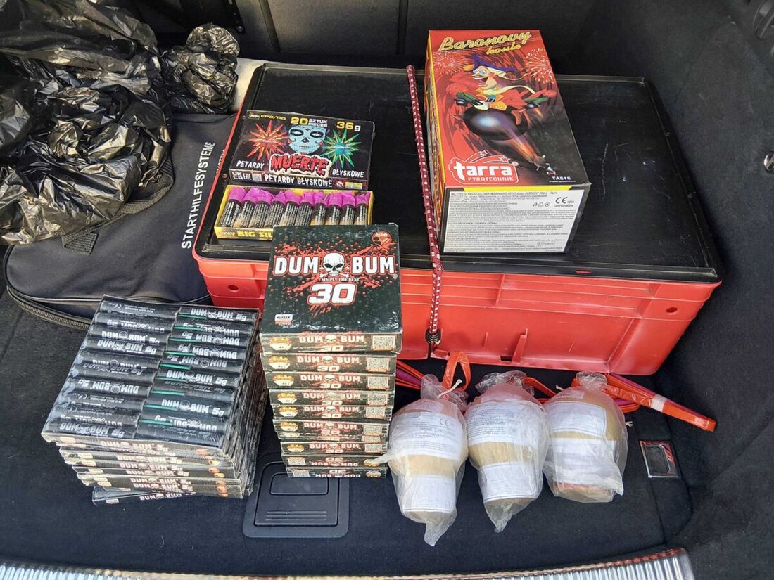 Waldsassen. Bei Grenzkontrollen hat die Bundespolizei in zwei Fällen 11,5 Kilogramm verbotene Pyrotechnik entdeckt. Zwei Männer (19, 20) führten F3/F4-Feuerwerk aus Tschechien ein; Ermittlungen laufen.