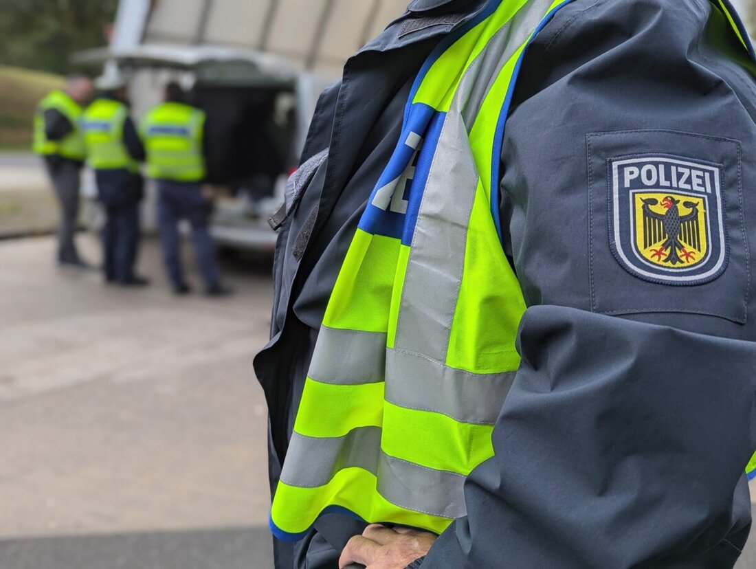 Waidhaus. Bundespolizei stellte bei Kontrollen an der Autobahn und im Grenzraum mehrere verbotene Waffen sicher, darunter ein Elektroimpulsgerät und Springmesser. Gegen fünf Personen laufen Ermittlungen.