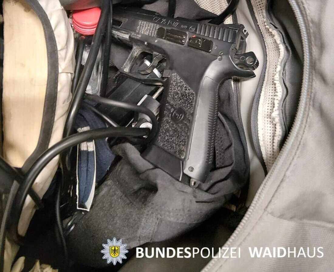 Waidhaus. Bundespolizei stellte bei Grenzkontrollen eine verbotene Druckluftpistole ohne Prüfzeichen sicher; Magazin mit 16 Kugeln, im Koffer 200 Kugeln. Gegen den 41-jährigen Reisenden läuft ein Verfahren.