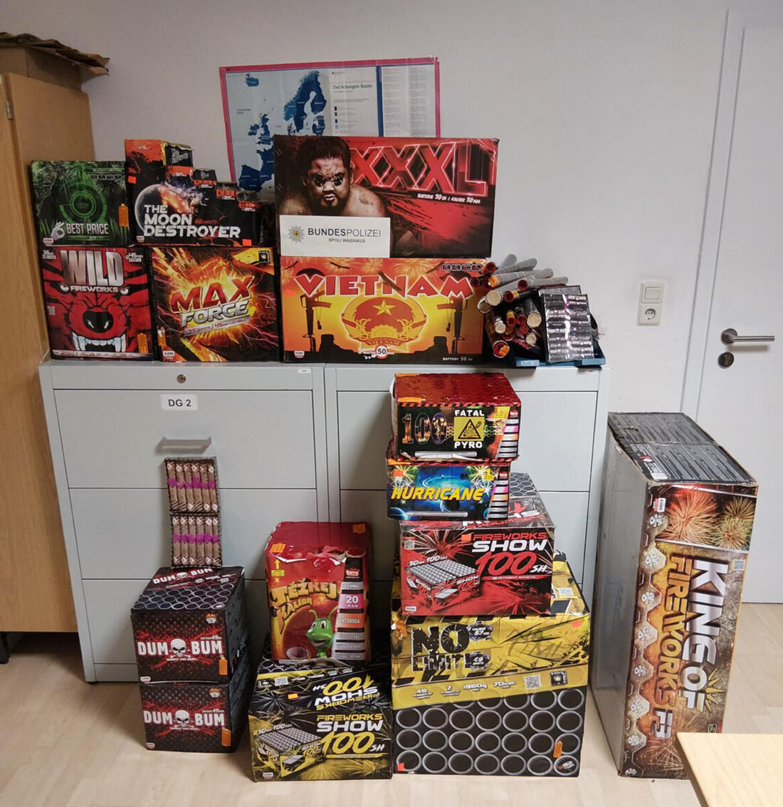 Waidhaus. Bundespolizisten stoppten am Dienstagabend an der Bundesstraße 14 ein bis unters Dach beladenes Auto und stellten rund 230 Kilogramm verbotene Pyrotechnik sicher. Zwei Niederländer ohne Erlaubnis erhielten Anzeigen.