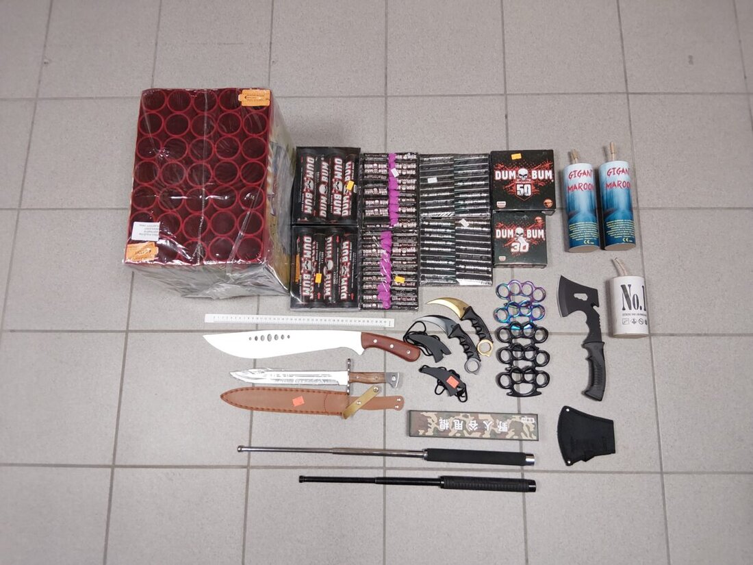 Waldsassen. Bei einer Grenzkontrolle am 18. November stoppt die Bundespolizei ein Auto mit drei Deutschen. Im Hundekörbchen und im Kofferraum finden Beamte verbotene Waffen und 14 Kilogramm Pyrotechnik; Ermittlungen laufen.