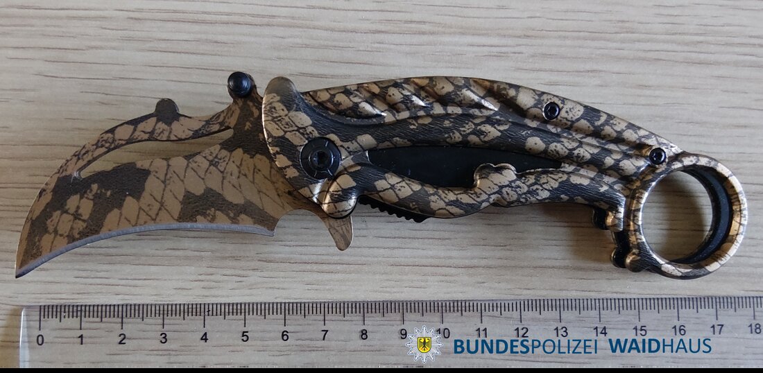 Waidhaus. Bei Grenzkontrollen auf der A6 und im Bereich Waldsassen beschlagnahmten Bundespolizisten mehrere verbotene Messer und gefährliche Böller der Kategorie F vier. Ermittlungsverfahren wurden eingeleitet.