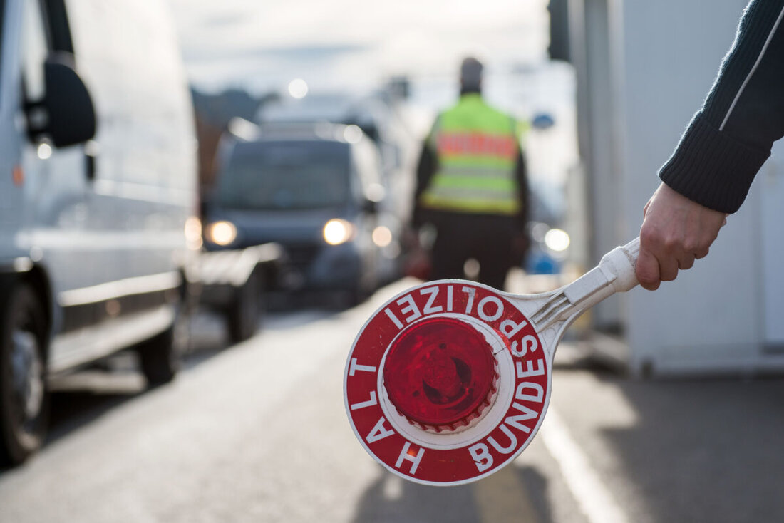 Waidhaus. Die Bundespolizei stoppte an der A6 eine mutmaßliche Einschleusung: Ein 41-jähriger Deutscher soll zwei Männer in einem gemieteten Porsche Panamera nach Deutschland gebracht haben und wird nun strafrechtlich verfolgt.