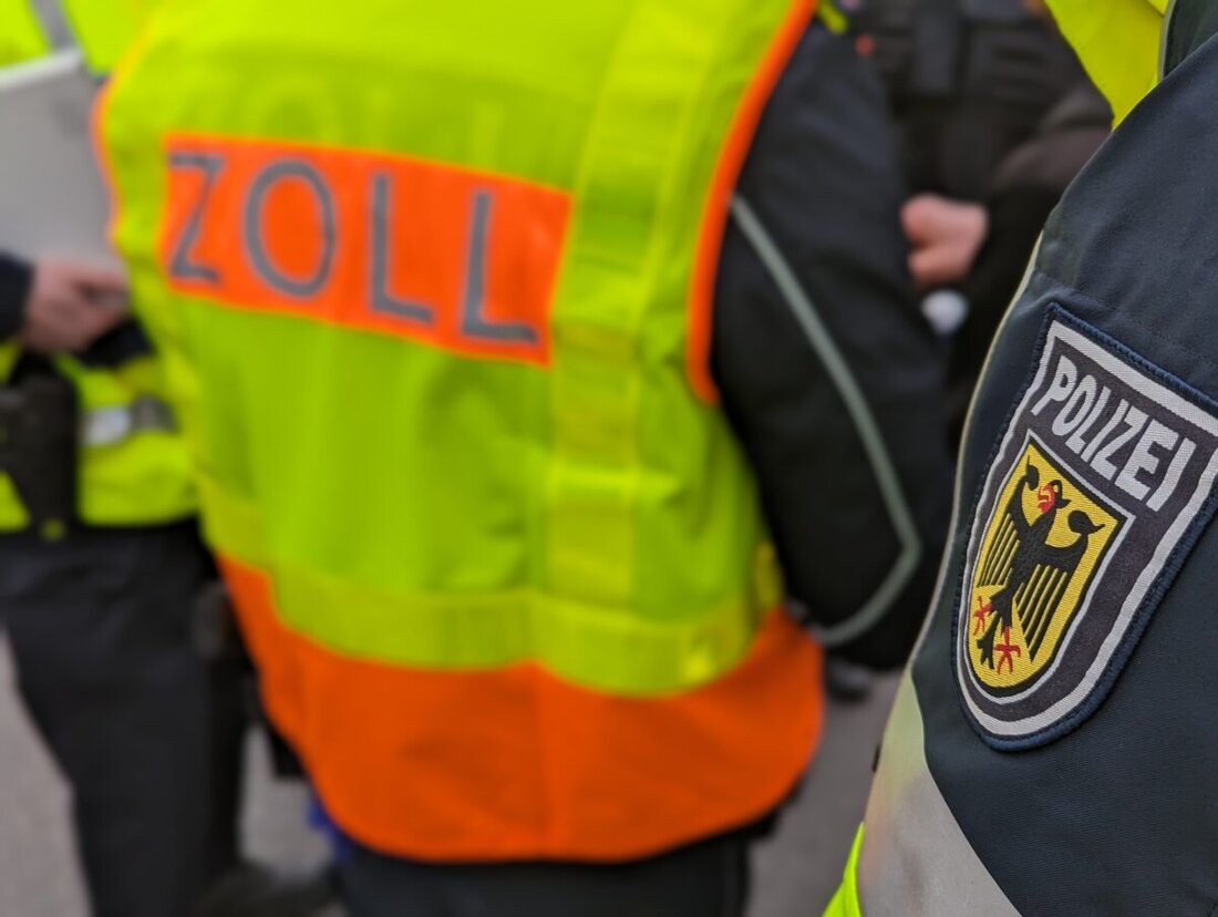 Deutschland/Oberpfalz. ARAG Experten informieren über die Zollregeln für Urlaubsmitbringsel innerhalb und außerhalb der EU, betonen Mengenrichtwerte und die Notwendigkeit, Kaufbelege zu bewahren.