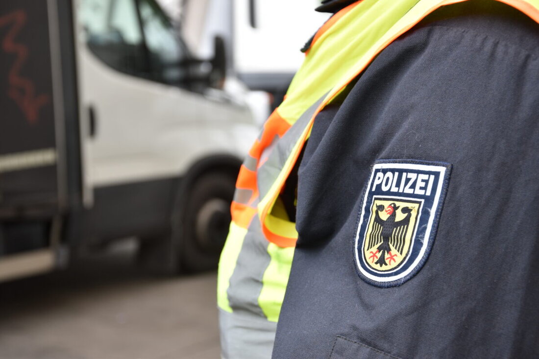 Waidhaus. Beamte der Bundespolizeiinspektion Waidhaus haben am Sonntagabend (11. Oktober) bei Grenzkontrollen an der A6 die mutmaßliche Einschleusung von zwei Personen verhindert. Gegen den 48-jährigen Fahrer leiteten die Bundespolizisten ein Ermittlungsverfahren wegen des Verdachts des Einschleusens von Ausländern ein. Die beiden Mitreisenden sollen in ihr Heimatland zurückgewiesen werden. Bereits am Wochenende verweigerten die Beamten zwei weiteren Personen die Einreise nach Deutschland.