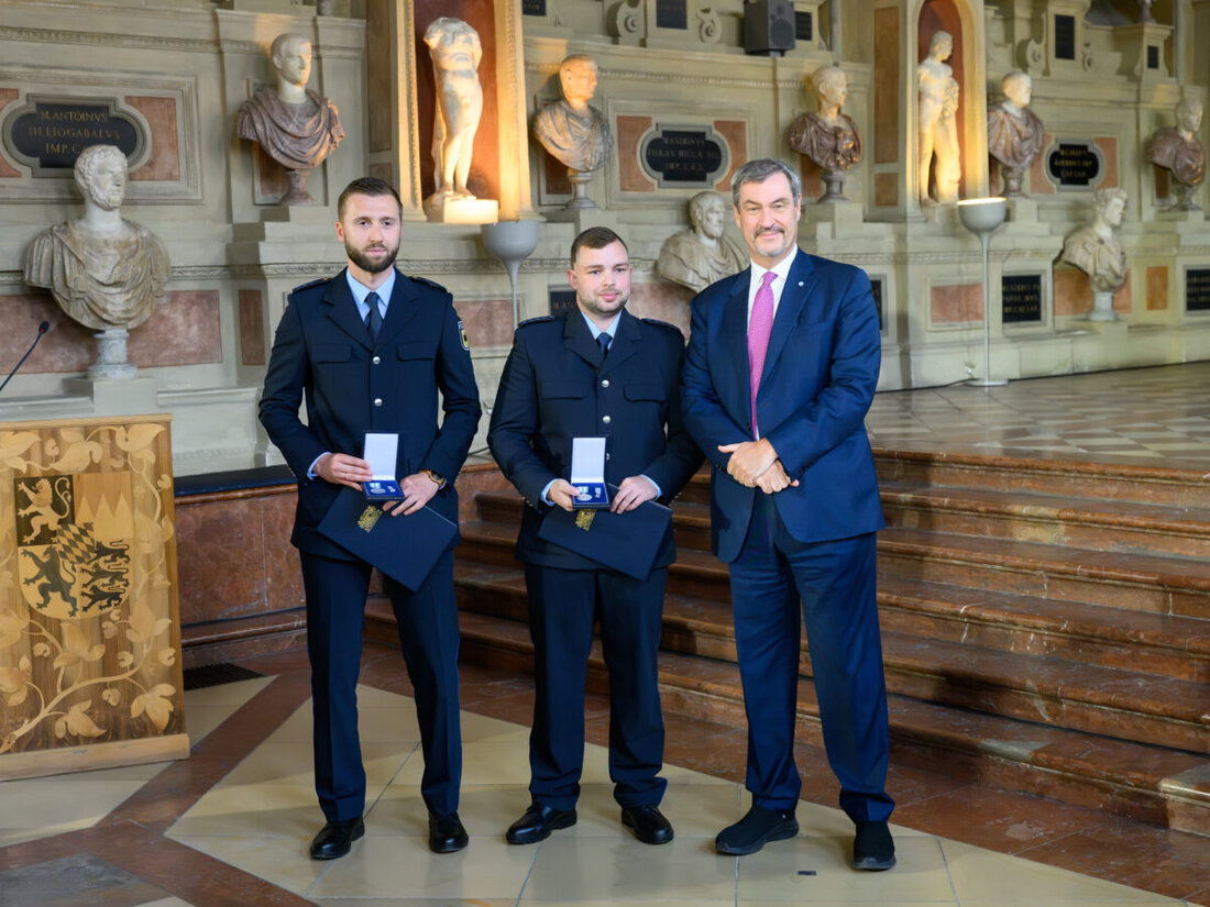 Waidhaus. Zwei Bundespolizisten befreiten einen im Führerhaus eingeklemmten Lastkraftwagenfahrer auf der Autobahn A6, obwohl das Fahrzeug in Brand geriet. Dafür erhielten sie die Bayerische Rettungsmedaille.