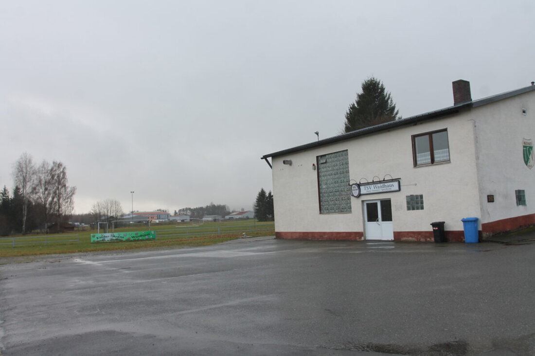 Waidhaus. Dank eines Bundesprogramms kann das TSV-Sportgelände saniert werden, der Marktgemeinderat gab grünes Licht. Zudem treiben die Räte Nahwärme, Abrisse und Fusion voran und erlauben Banner zum 700-jährigen Jubiläum.