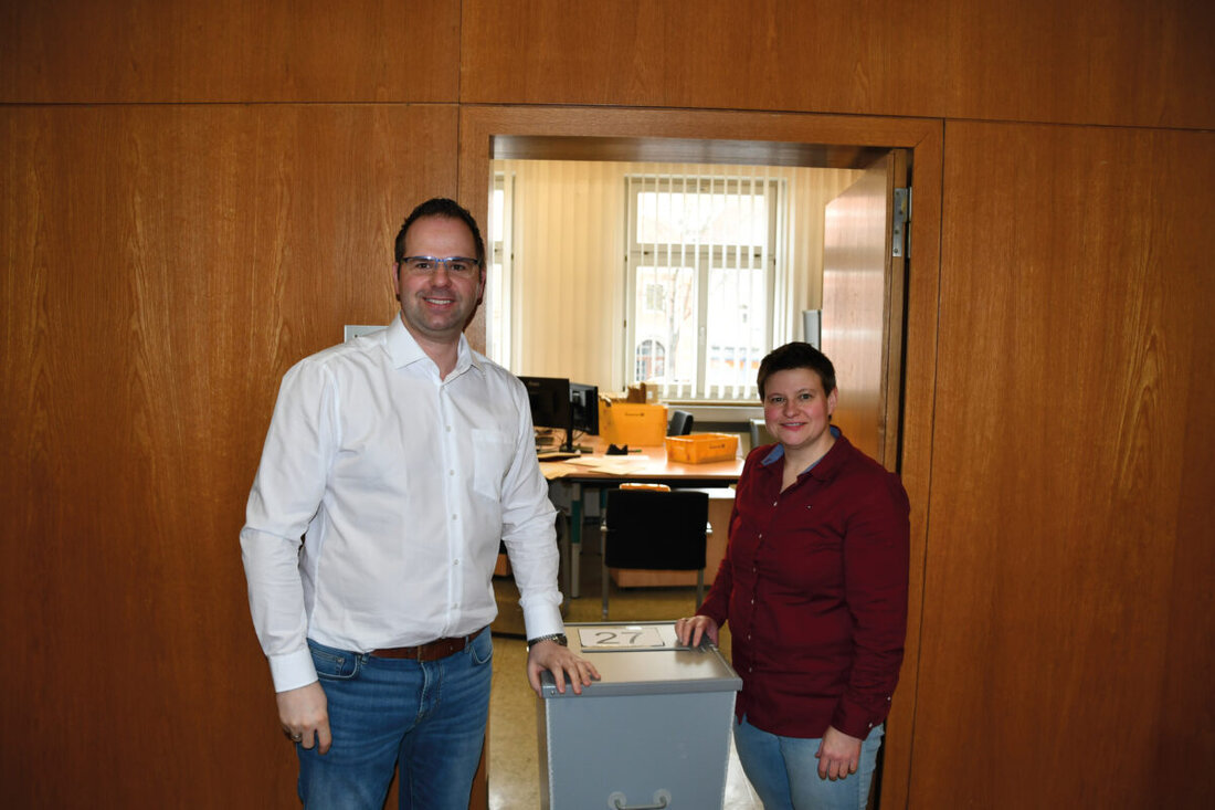 Burglengenfeld. Am 23. Februar finden die Bundestagswahlen statt, wobei etwa 10.500 Wahlberechtigte zur Teilnahme aufgerufen sind. Bürgermeister Thomas Gesche betont die Wichtigkeit jeder Stimme für die Demokratie.