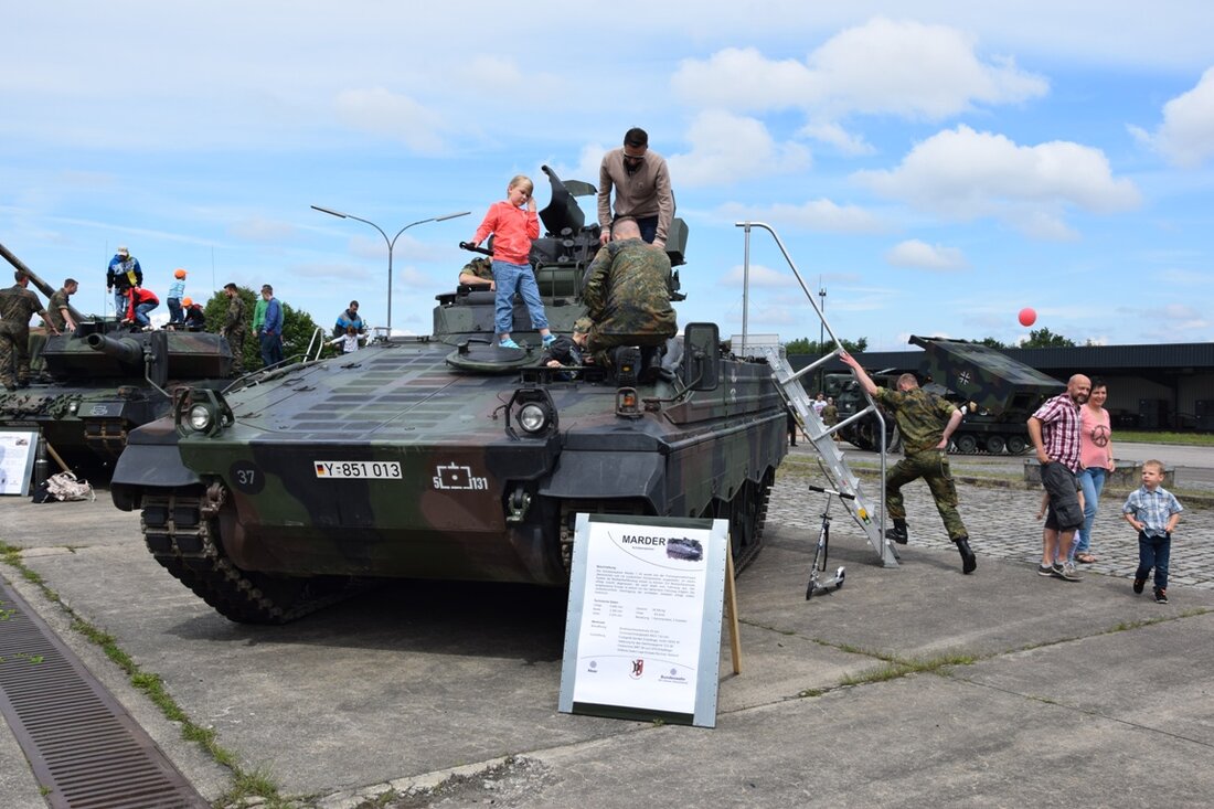 Weiden. Der Tag der offenen Tür kam bei den Besuchern gut an: Die Ostmark-Kaserne öffnete zum Tag der offenen Tür das erste Mal seit 2008 die Pforten. Etwa 15.000 Gäste [&hellip;]