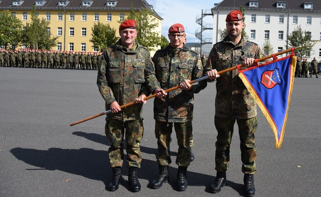 Weiden. 500 Soldaten treten auf dem Appellplatz in Weiden an. Dafür gibt es zwei Gründe.  Zum einen der obligatorische Quartalsappell des Artilleriebataillons 131 zum Ende des dritten Quartals als auch [&hellip;]