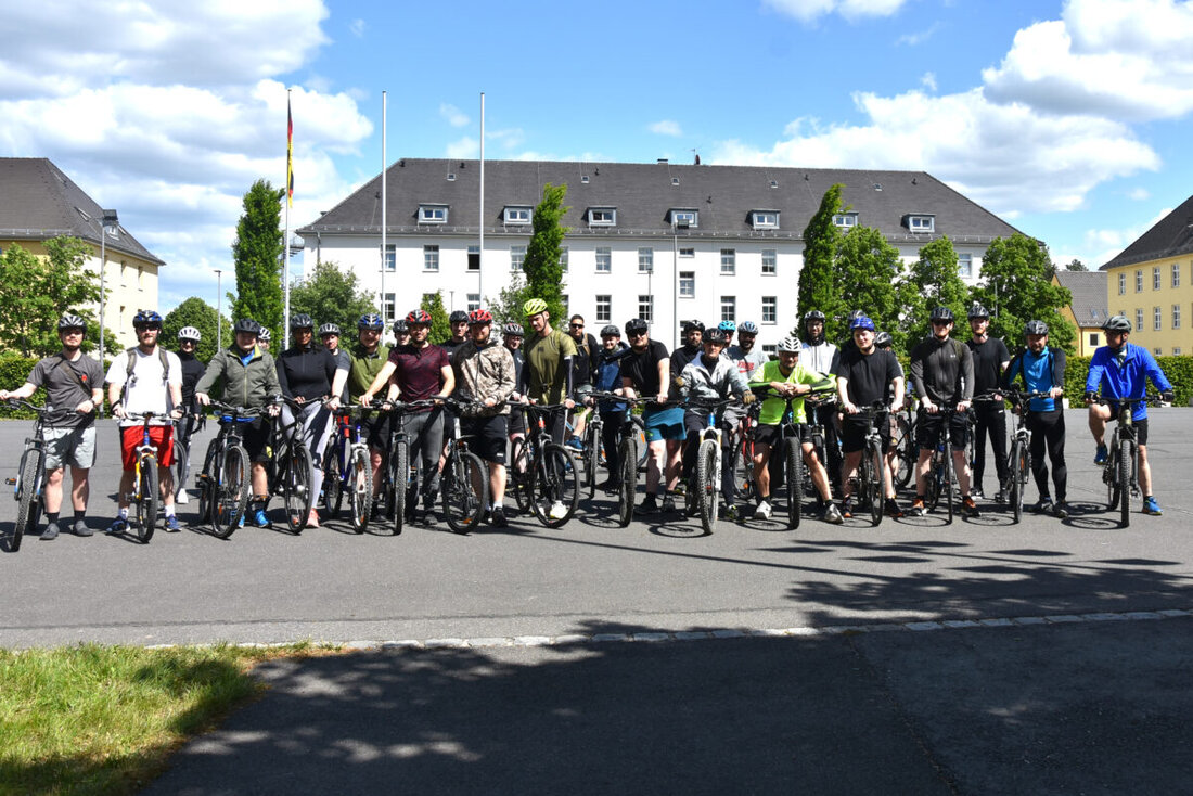 Weiden. Das „Team Bundeswehr Weiden“ und weitere Angehörige der Major-Radloff-Kaserne nehmen am Stadtradeln teil, angeführt vom Oberstleutnant Stefan Zadlo. Es bietet auch die Möglichkeit, Fahrräder auszuleihen, um den Teamgeist und die Freude an der Bewegung zu fördern.