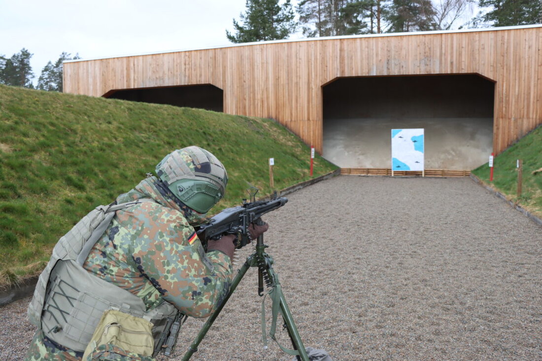 Weiden. Das Panzerartilleriebataillon 375 schärft seine Fliegerabwehr, um Flugzeuge und Drohnen wirksamer zu bekämpfen. Nach Simulatortraining üben sie den scharfen Schuss zur Landes- und Bündnisverteidigung.