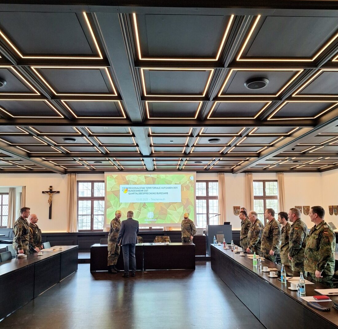 Tirschenreuth. Eine Bundeswehr-Delegation diskutierte edie nge Zusammenarbeit mit Kommunen im Landratsamt, unterstrichen durch gemeinsame Anstrengungen während der Corona-Pandemie.