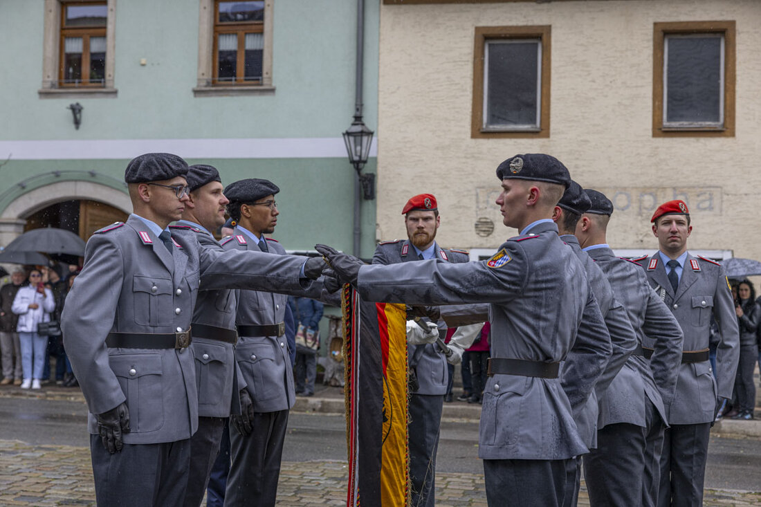 Die DFG-VK Oberpfalz lehnt die Forderungen nach einer allgemeinen Dienstpflicht ab, erinnert an das Verbot im Grundgesetz und fordert eine Investition in zivile Konfliktlösungen. Sie argumentieren, Zwangsdienst sei keine Lösung für Bundeswehr-Personalprobleme und beraten Kriegsdienstverweigerer.