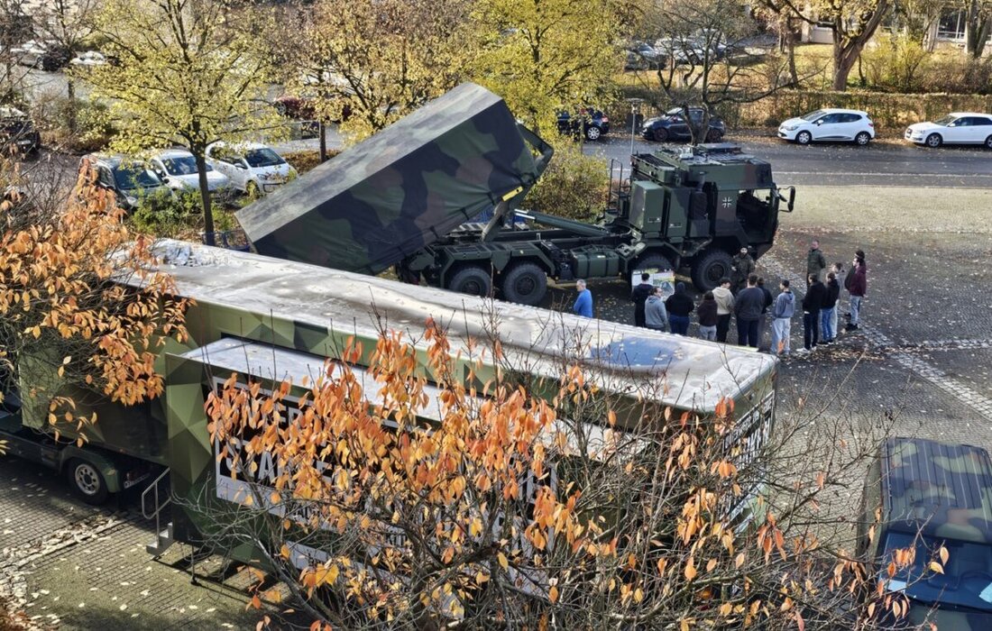 Weiden. Vom 27. bis 31. Oktober 2025 zeigte das Berufliche Schulzentrum bei der Bundeswehrwoche Technik zum Anfassen und Einblicke in den Dienstalltag. Bundeswehrtruck und Einsatzfahrzeug Multi 2GTF/UTF lockten Jugendliche.
