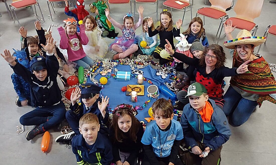 Schirmitz. Das Familiengottesdienstteam lud Kindergarten- und Grundschulkinder zum Fasching in den Pfarrsaal ein, wo sie bunt kostümiert mit Spielen und Gebeten feierten.