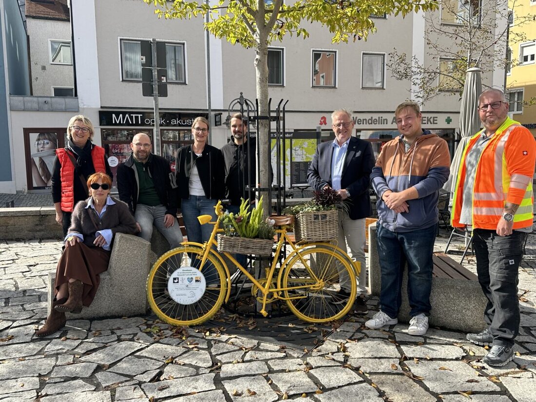 Schwandorf. Drei knallbunte, bepflanzte Fahrräder setzen ab sofort frische Farbakzente in der Innenstadt und werben fürs Radeln. Sie stehen am Marktplatz, Adolph-Kolping-Platz und Wendelinplatz, mit Omas for Future und Partnern.
