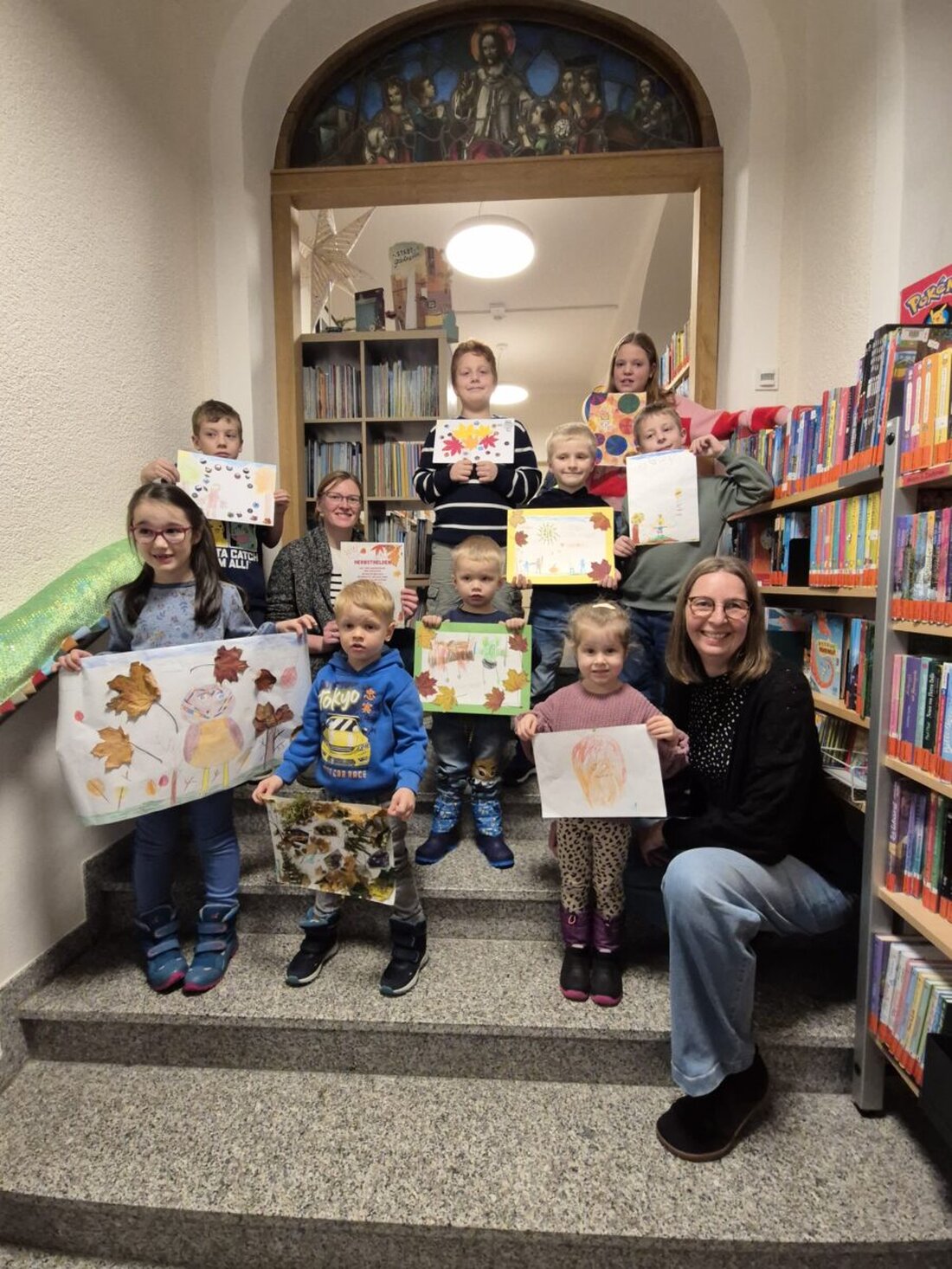 Maxhütte-Haidhof. Die Stadtbücherei freut sich über viele Beiträge beim Herbsthelden-Malwettbewerb und prämiert alle Teilnehmenden mit Sachpreisen. Die Bilder sind bis Monatsende vor Ort zu sehen.