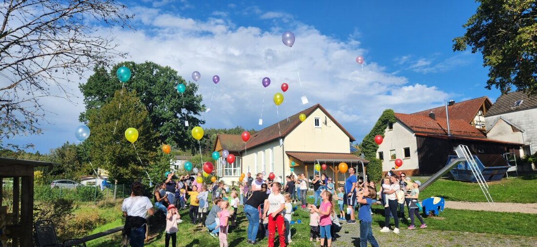 Trippach. Bei spätsommerlicher Sonne lockte das Spielplatzfest der Schützengesellschaft Tell zahlreiche Familien an. Kinder bastelten, spielten, suchten im Sand nach Edelsteinen und ließen bunte Luftballons steigen.