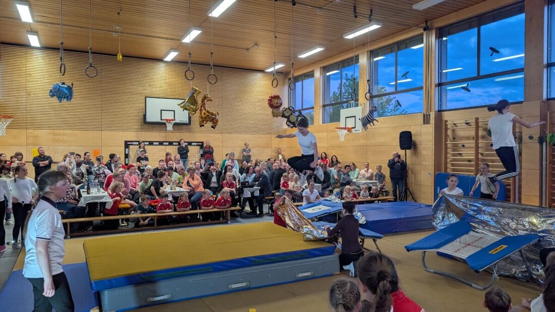 Flossenbürg. Vor ausverkaufter Turnhalle begeisterte die Sparte Turnen des TSV Flossenbürg beim Bunten Abend 2026 mit Show, Akrobatik und Tanz. Auch Bürgermeister Thomas Meiler und Vorsitzender Jürgen Lugert waren dabei.