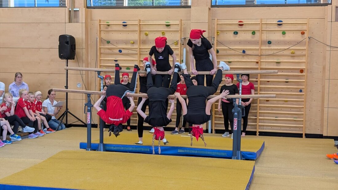 Flossenbürg. Der Bunte Abend des TSV Flossenbürg begeisterte mit Turn- und Tanzdarbietungen. Kinder und Jugendliche zeigten ihr Können, begleitet von tosendem Applaus.