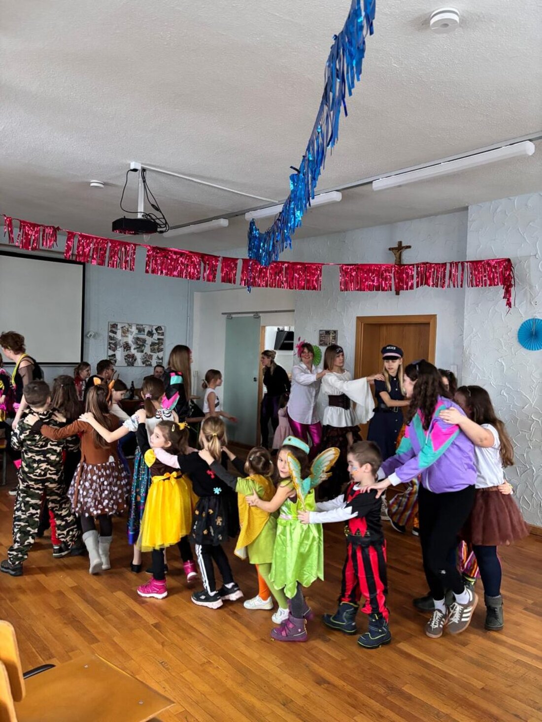 Burkhardsrieth. Am Rosenmontag feierten kostümierte Kinder im Dorfgemeinschaftshaus den Kinderfasching des Obst- und Gartenbauvereins. Spiele, Polonaise sowie Kuchen und Getränke sorgten für beste Stimmung.