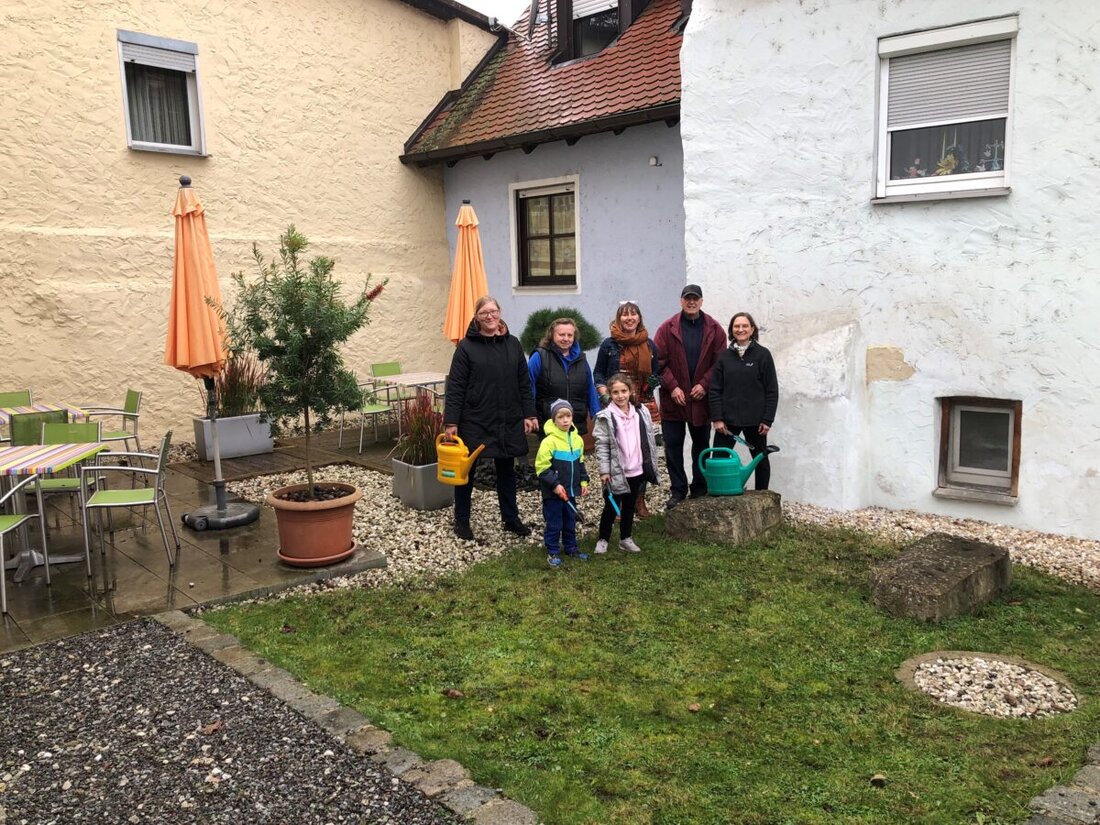 Burglengenfeld. Ende Oktober unterstützte der Gartenbau- und Ortsverschönerungsverein die Stadtbibliothek, um einen "Bunten Lesegarten" mit Frühlingsblumen zu erschaffen.