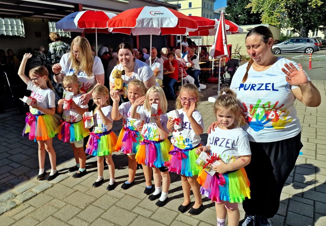 Weiden. Beim AWO-Tag der offenen Tür sorgten Führungen, Musik von Norbert Fiedler und die Purzelgarde für Stimmung. Viele Gäste feierten mit OB Jens Meyer ein Fest für alle Generationen.