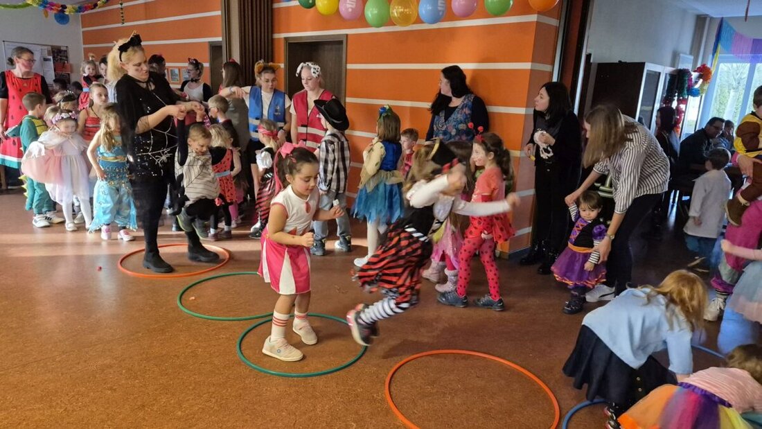 Eslarn. Beim Kinderfasching im Pfarrsaal "Sankt Marien" sorgte der Elternbeirat des katholischen Kindergartens für viel Spaß mit Spielen, Tanz und Verpflegung. Kinder und Eltern erlebten eine fröhliche Zeit, der Erlös kommt den Kindergartenkindern zugute.